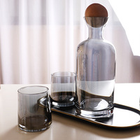 Pichet à eau froide en verre coloré de grande capacité ambré et gris fumée pour servir du thé, du jus et du verre.