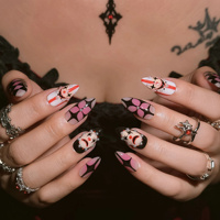 Ongles en acrylique à pression sur le thème du clown d'Halloween, motif étoile perlée, rayures écossaises roses et noires, forme amande, logo personnalisable