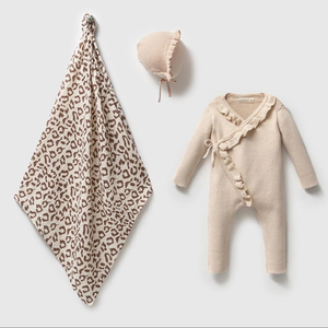 Ensemble cadeau personnalisé pour bébé : vêtements doux et naturels en coton biologique, barboteuse tricotée à volants avec bonnet - Product Image 3