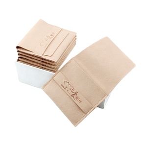 Pochette d'emballage et de présentation de bijoux en velours personnalisée avec rabat pour bracelet et bague - Product Image 5