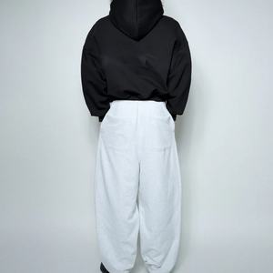 เสื้อฮู้ดดี้ทรงบ็อกซี่แบบครอป แขนเสื้อแบบแร็กแลน สีดำ ผ้าฝ้ายเฟรนช์เทอร์รี่เนื้อหนา คุณภาพสูง ดีไซน์ใหม่  สำหรับทั้งชายและหญิง  รับสกรีนโลโก้ตามสั่ง - Product Image 4