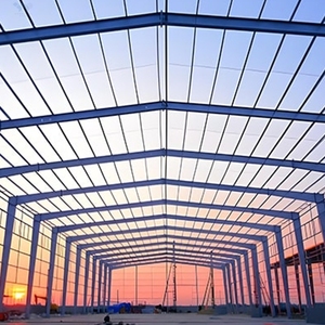 Estructura de acero prefabricada de bienes raíces moderna de gran oferta para Taller de fábrica, oficina, casa, escuela, cochera, Panel sándwich hecho - Product Image 1