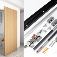 Kit de quincaillerie coulissante pour porte en bois avec roulettes de rail supérieur et inférieur et amortisseur à fermeture douce pour une rénovation silencieuse de la porte de la maison