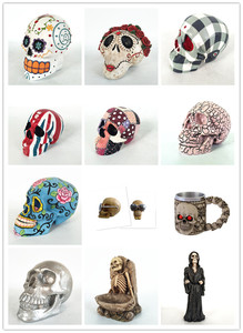 Copa de Vino Weivista de 7oz con Diseño Gótico de Calaveras y Huesos de Resina - Product Image 4
