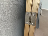 Vitrines verrouillables avec surface en liège/feutre, noyau en carton, porte en acrylique ultra-transparent, cadre en aluminium, certifiées CE