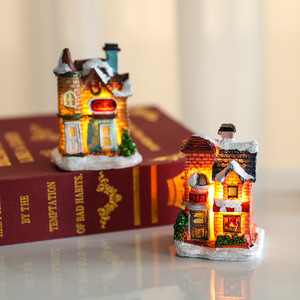 Nouvelle décoration de fenêtre de maison miniature lumineuse de Noël transfrontalière, petite maison en résine pour décoration de Noël, petit cadeau - Product Image 3