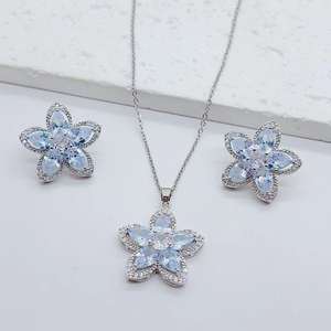 Nouvelle mode en acier inoxydable plaqué or 18 carats avec zircon en forme de fleur collier boucles d'oreilles parure de bijoux pour femmes - Product Image 5