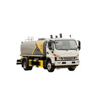 Camion-citerne à eau JAC 10 m³ avec châssis stable, déflecteur anti-ondes interne et pulvérisateur à faible entretien