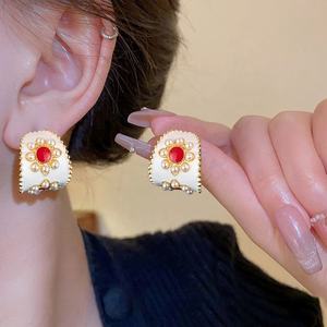 Boucles d'oreilles pendantes géométriques en forme de goutte d'huile de perle d'aiguille d'argent, design frais et élégant, tempérament doux, acier inoxydable doré - Product Image 1