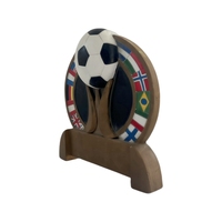 Trophée de football international personnalisé WeiVista, fait main et peint à la main, en résine, avec drapeaux du monde, récompense de football, logo personnalisé, objet de collection artistique