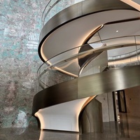 Escalier en colimaçon intérieur sur mesure, fabrication à Shanghai, panneaux en acier laminé artistiques et minimalistes, colonnes en acier inoxydable 304