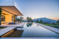 Villa de luxe au design moderne 2024, structure en acier préfabriquée, maison extérieure avec abri pour voiture, fabriquée en panneaux sandwich
