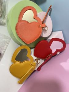 Espejo de Bolsillo de Cuero PU con Forma de Corazón Negro y Logotipo Personalizado, MOQ Bajo, Espejo de Maquillaje Portátil con Llavero para Viajes - Product Image 2