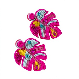 Boucles d'oreilles clous papillon perlées colorées pour femme, bijoux de fête bohèmes haut de gamme, plaqué or, en résine acrylique - Product Image 4