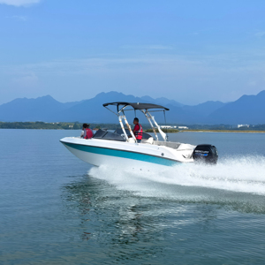 Bateau de plaisance sportif avec moteur 4 temps à arbre long de 150 CV - Product Image 1