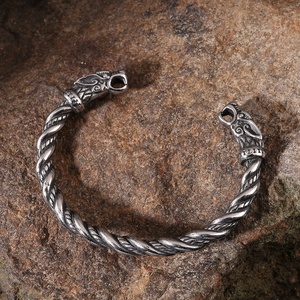 Gioielli Storici all'Ingrosso: Bracciale da Uomo in Acciaio Inossidabile 316L, Bracciale Vichingo con Lupo, Gioielli da Polso - Product Image 6