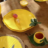 Service de table LovingHome Glaze Color Jaune en forme de citron, comprenant un bol à fruits, une assiette, une tasse et une tasse à café en céramique et porcelaine.