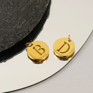 Colgante de Letra Inicial Hueca de 12 mm Chapado en Oro PVD de 18K para Accesorios de Collar y Pulsera |   Impermeable e Hipoalergénico - Product Image 4
