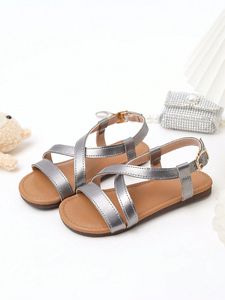 Sandales plates romaines argentées à brides croisées pour enfants – Collection été en gros - Product Image 2
