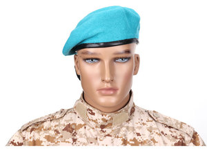 Vente en gros de laine de haute qualité Personnalisation de haute qualité Béret tactique rouge doux pour hommes - Product Image 2