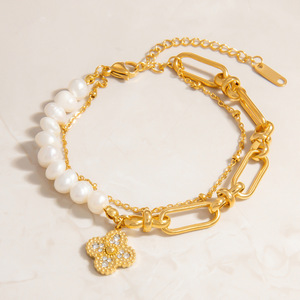 Bracelet à breloques tendance plaqué or avec chaîne de perles et pendentif trèfle à quatre feuilles – Bijou cadeau - Product Image 1