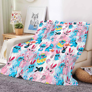 <span class=keywords><strong>Coperte</strong></span> e plaid morbidi e indossabili con motivo floreale anime, decorati con personaggi dei cartoni animati personalizzati (Stitch e Angel) e uova di Pasqua colorate. - Product Image 1
