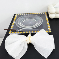 Assiettes de chargeur carrées en plastique transparent avec jantes perlées en or plats de décoration de mariage