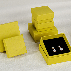 Caja de regalo cuadrada rígida color marfil con diseño floral en relieve, forro de satén, empaque de alta gama para manualidades y regalos - Product Image 3