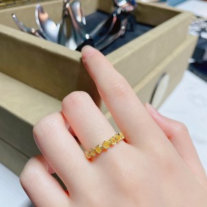 Bague irrégulière en forme d'oreiller en diamant jaune 18 carats - Product Image 2