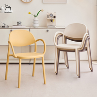 Chaise de salle à manger moderne en plastique épaissi Mobilier de maison empilable pour la maison et les centres commerciaux Fauteuils grossistes