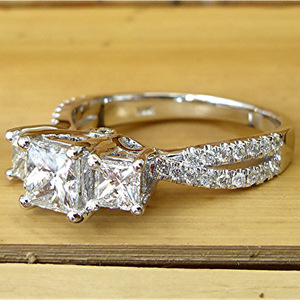 Anello di Fidanzamento con Zirconia Cubica per Donne, Fascia con Gemma Simulata alla Moda e Stile Elegante - Product Image 2