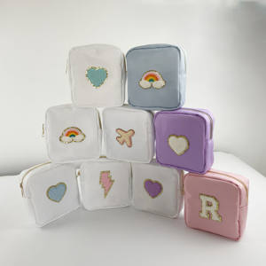 Sacs <span class=keywords><strong>de</strong></span> toilette et trousses <span class=keywords><strong>de</strong></span> maquillage en nylon personnalisés avec lettres en tissu et fermeture éclair – Vente en gros - Product Image 6