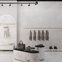 Étagère de présentation de vêtements en bois moderne et personnalisée pour les boutiques de vêtements