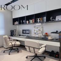 Bureau d'angle sur mesure avec bibliothèque intégrée et armoires de rangement fermées pour les espaces restreints, idéal pour la chambre d'enfant ou le bureau.