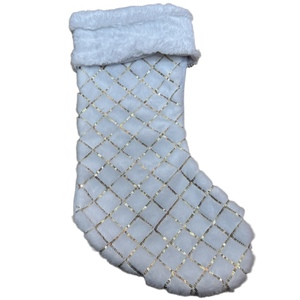 Chaussettes de Noël de luxe en gros à motif quadrillé blanc avec paillettes dorées pour décoration de cheminée suspendue - Product Image 3