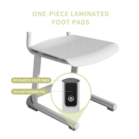 Chaise empilable robuste, dossier en PP ventilé avec trous, base en acier thermolaqué et pieds durables résistants aux produits chimiques
