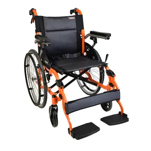Wirtschaft liches Krankenhaus, das manuellen Rollstuhl faltet Oberflächen sprüh behandlung