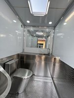 Toilettes modernes de luxe portables et personnalisées, roulottes durables pour toilettes extérieures mobiles pour le camping et le parc aux États-Unis