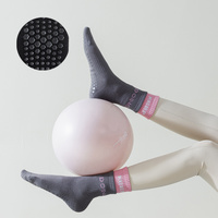Chaussettes de yoga et de Pilates antidérapantes en coton de haute qualité pour le sport, avec logo personnalisé sur le bas, respirantes et sans couture, pour la saison d'automne