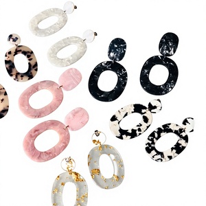 Nouvelles Boucles d'Oreilles Créoles Géométriques en Acrylique, Résine Noire et Blanche, Bijoux Tendance pour Femme, Idéales pour Anniversaire et Soirée - Product Image 5