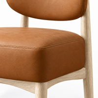 Chaise de salle à manger rembourrée sans accoudoirs avec dossier incurvé ouvert, pieds en bois massif, assise aspect cuir cognac, pour la maison ou le café