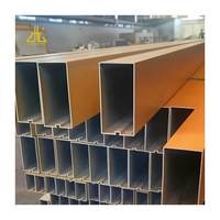 Plafond suspendu en aluminium perforé à effet bois, résistant au feu, avec installation de grille de plafond pour toilettes et stations