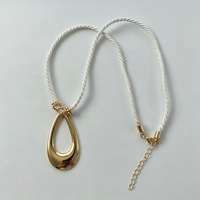 Collier pendentif minimaliste en alliage en forme de goutte d'eau pour femme, style léger et luxueux, polyvalent, longueur ras du cou, tendance