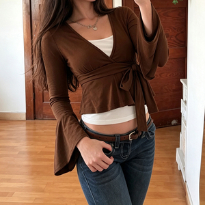 Blusa Y2K de manga larga para mujer, estilo cruzado con lazo lateral, cuello en V, manga acampanada, corte cropped, ajuste casual y ceñido - Product Image 1