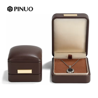 Boîte d'emballage de bracelet en cuir PU de luxe, forme carrée, avec fermoir à boucle, gaufrée unie, fabrication OEM/ODM par l'usine Pinuo de Shenzhen