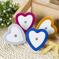 Veilleuse LED intelligente en forme de cœur à brancher avec capteur crépusculaire, lumière douce pour la Saint-Valentin 2026, cadeau pour chambre à coucher, usage intérieur