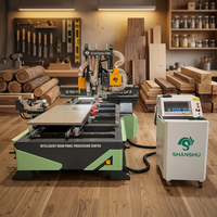 Centre d'usinage CNC automatique intelligent pour portes en bois – Machine de production pour le perçage, la découpe, la gravure et le fraisage des panneaux de porte et des trous de serrure