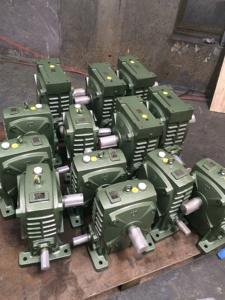 Промышленный односкоростной редуктор WPDX от производителя WP серии Железный корпус червячная коробка передач доступна в красном цвете - Product Image 6