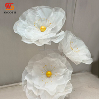 Fleur géante en organza blanc avec base, design personnalisé pour événements de mariage, hôtels, vitrines de magasins