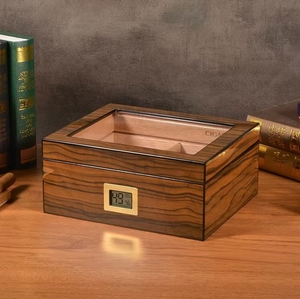Atacado Personalizado Moderno Vidro Top Cedar Box Digital Higrômetro Umidificador 15-20 s Acessórios Gravado para Charutos dos homens - Product Image 4